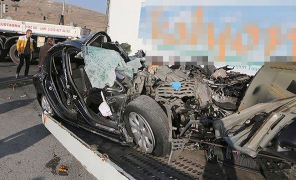 Bir ailənin dörd üzvü TIR-ın altında əzilib öldü - FOTO